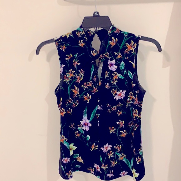 H&M Tops - A Floral H&M top!